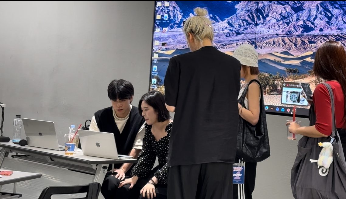 수강생 편집점을 옆에서 봐주는 모습