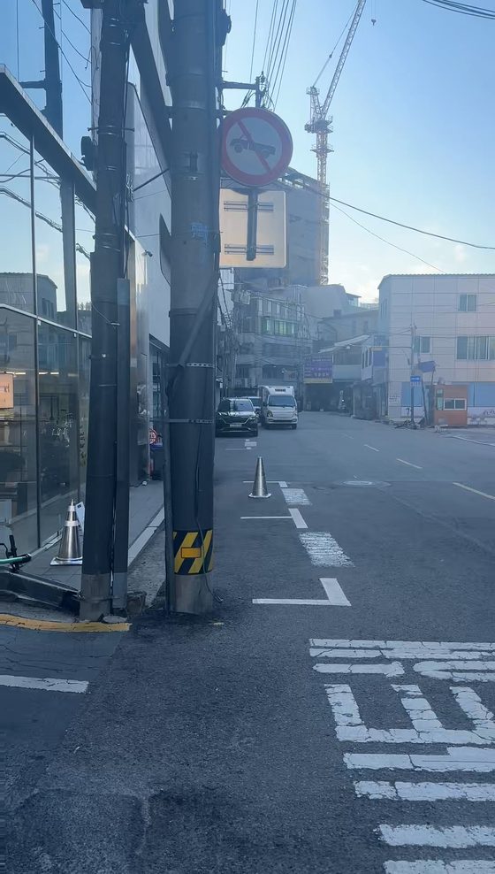 사람이 거의 없는 매장 앞 골목길 사진